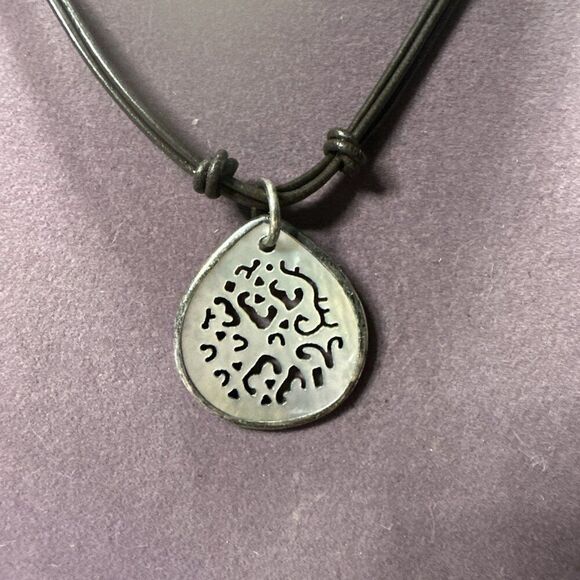 Vintage SILPADA .925 Sterling Necklace Open Work Abalone Shell Pendant Leather - Picture 3 of 3